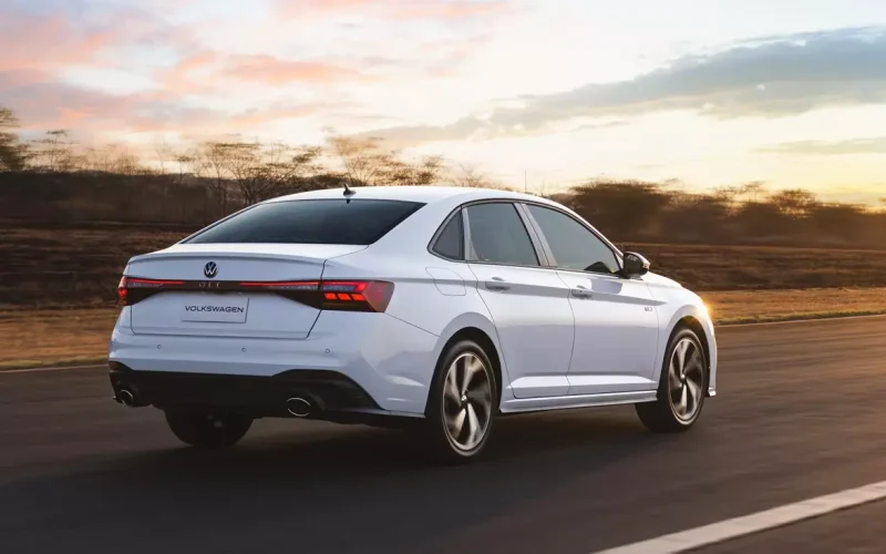 Novo modelo do VW Jetta GLI será apresentado ao público em outubro de 2026.