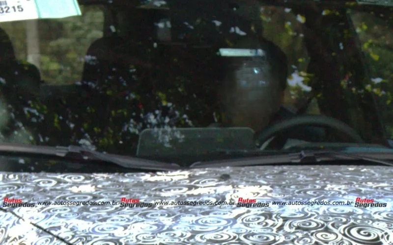 “Novo Jeep Renegade de 2027 é flagrado com painel inspirado no Compass”