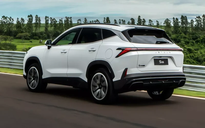 Jetour S06 desembarca no mercado brasileiro com preço competitivo para competir com BYD e GWM: R$ 199.900