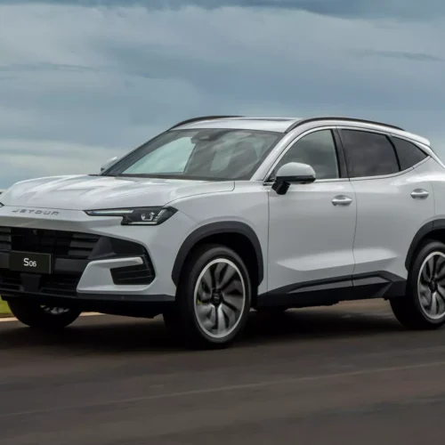 Jetour S06 chega ao Brasil com foco em custo-benefício, sustentabilidade e inovação tecnológica.