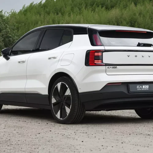 Novo Volvo EX30 Ultra chega ao mercado por R$ 309.950 como o modelo mais veloz da história da marca