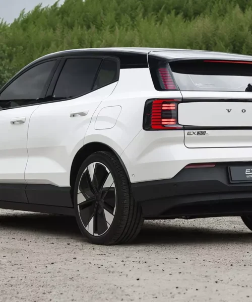 Novo Volvo EX30 Ultra chega ao mercado por R$ 309.950 como o modelo mais veloz da história da marca