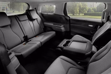 Kia Carnival híbrida desembarca no Brasil com preço de R$ 684 mil