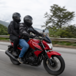 Garupa de moto: como o comportamento do passageiro influencia na segurança