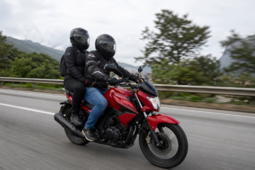 Garupa de moto: como o comportamento do passageiro influencia na segurança