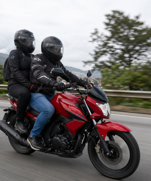 Garupa de moto: como o comportamento do passageiro influencia na segurança