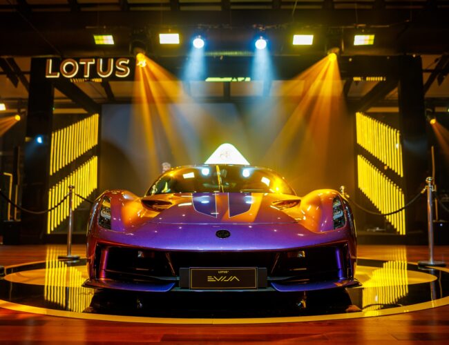 Lotus apresenta sua linha de supercarros no Brasil