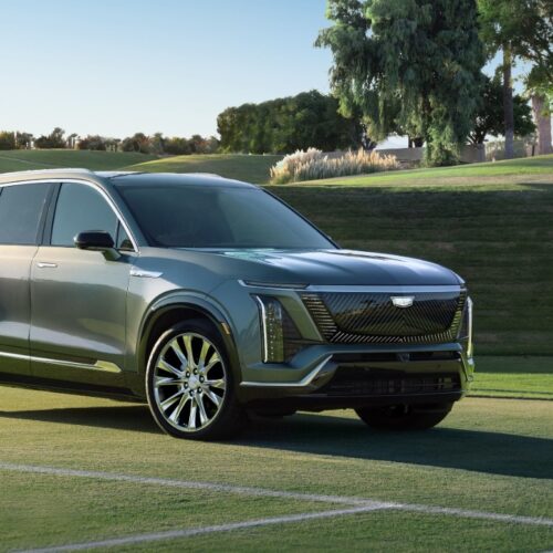 Cadillac inicia operação no Brasil com SUVs elétricos